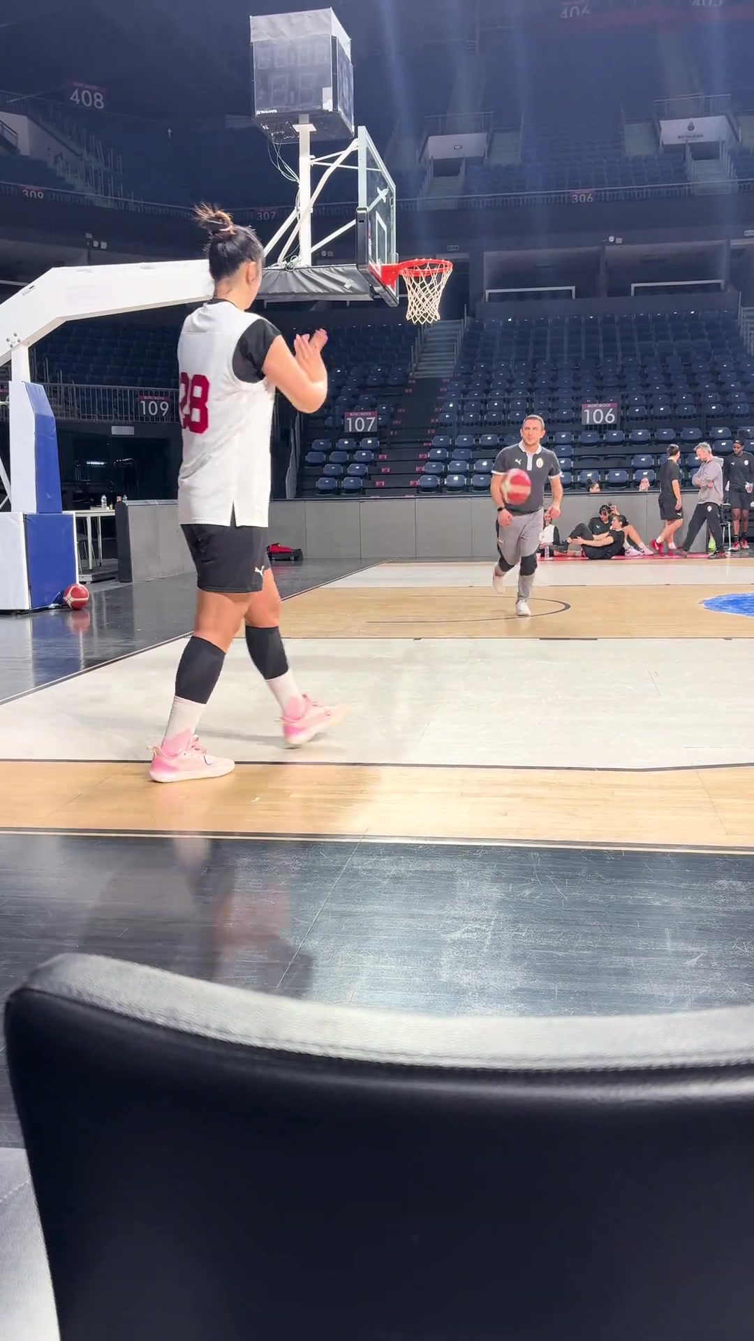 j9九游真人游戏第一品牌登录入口👊不断精进武器库！李月汝晒训练视频 外线三分百发百中！