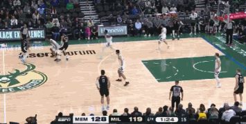 j9九游真人游戏第一品牌登录入口两个失误太伤了！利拉德先是被小皮蓬抢断 回来又丢球了