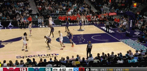 九游会j9官网真人游戏第一品牌潇洒！布泽利斯空切底线 接球腾空暴起双手背扣