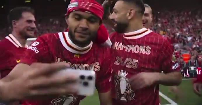 九游会·j9官方网站玩嗨了🍺努涅斯准备给萨拉赫倒啤酒，萨拉赫连连推脱但还是被浇