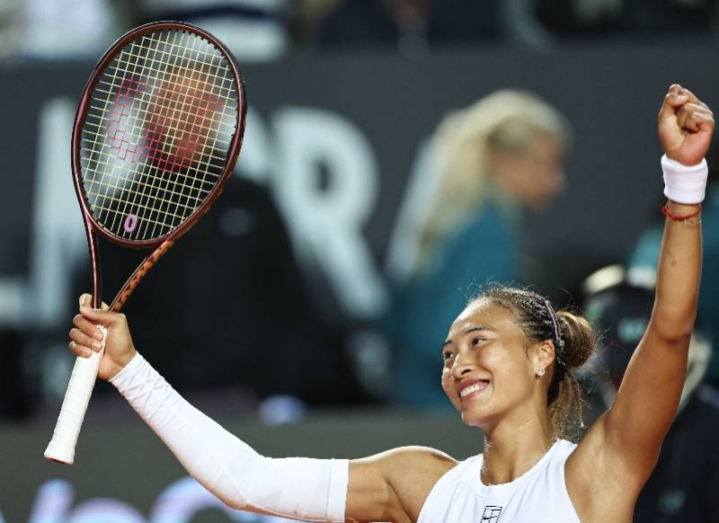 首胜萨巴伦卡，郑钦文：我终于能像对阵普通选手那样面对她了