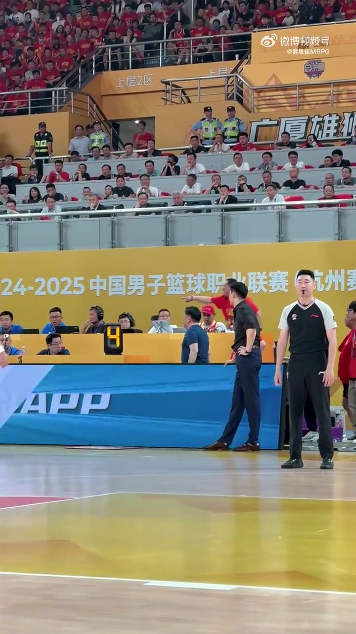 ag九游会亚洲真人第一品牌广厦老板冲到技术台暴怒不满判罚&鼓动现场起哄 徐济成让其冷静
