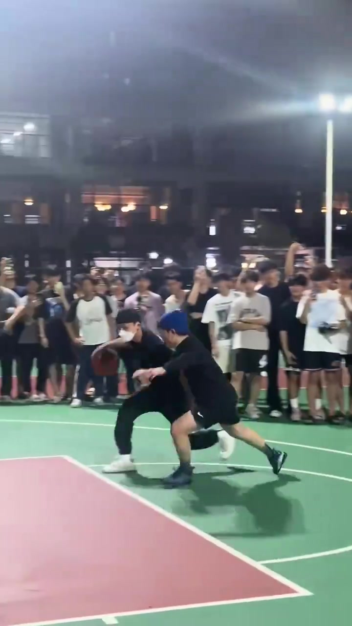 j9九游真人游戏第一品牌登录入口徐杰参加校园行活动单挑命中超远三分再秀熟悉“晚安安”庆祝🌙