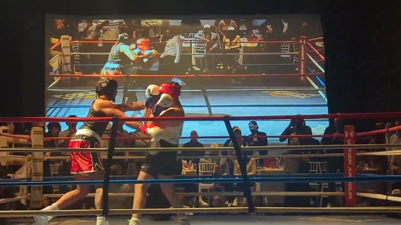 j9九游会老哥俱乐部交流天赋➡️拳击台！33岁迈卡威转战拳坛首秀告捷 击败36岁业余拳手~