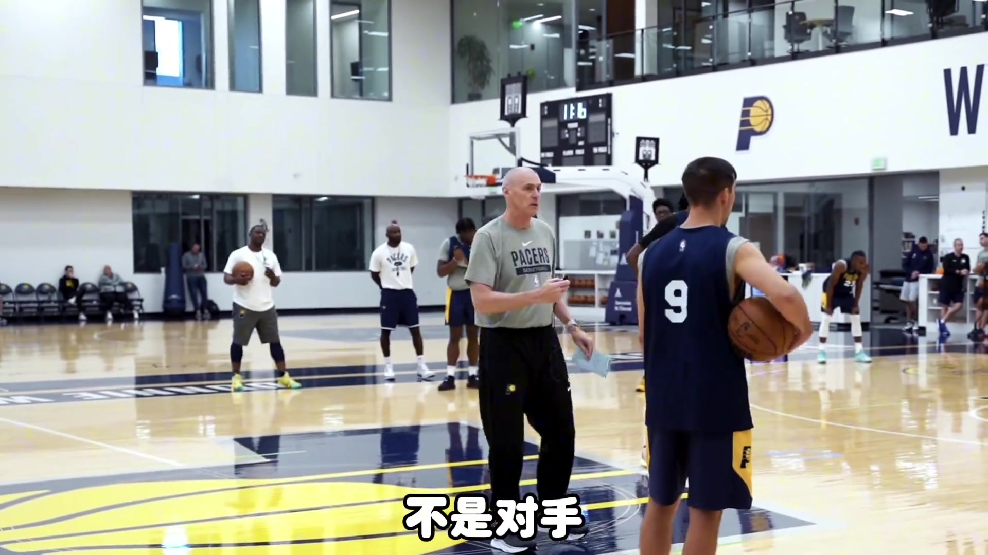 九游会·j9官方网站杨毅：锡伯杜面对卡莱尔不堪一击 尼克斯想争冠不能用他&他该退了