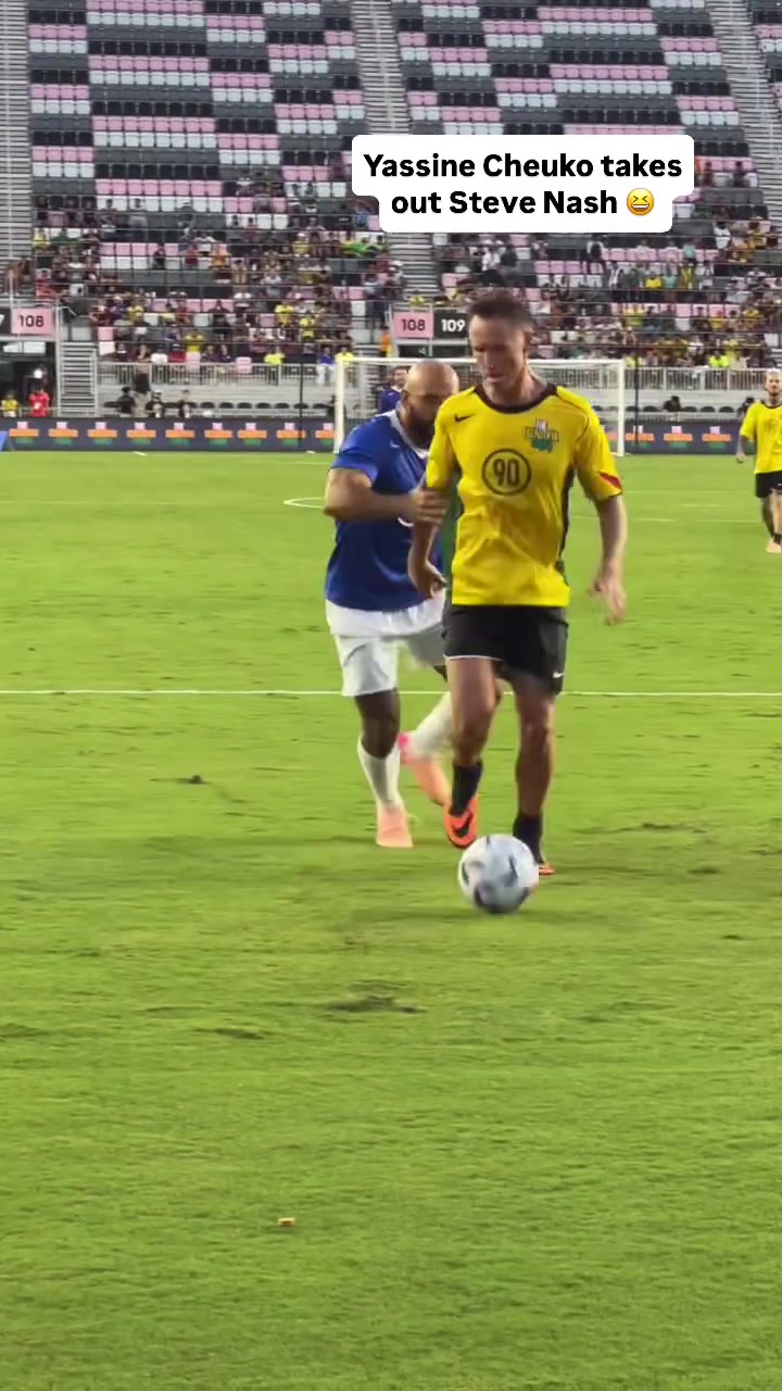 九游会j9官网真人游戏第一品牌😂200斤的爆铲！梅西保镖被纳什抢断后铲倒对方，两人相视而笑