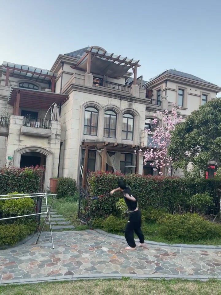 九游会j9官网真人游戏第一品牌Tarzan分享Shanks打羽毛球搞笑视频：给爱笑送礼物失败